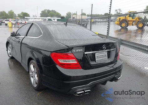 2013 Mercedes-Benz C 250 z USA, uszkodzony, nr VIN WDDGJ4HB0DF992139